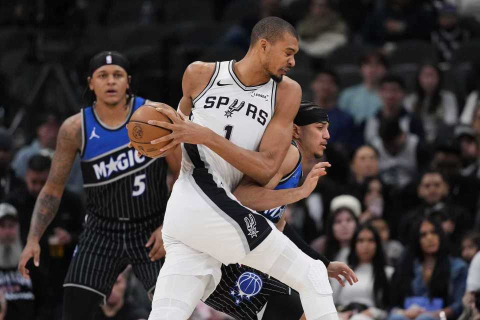 马刺双杀魔术升西部第二:文班25+8+4+5帽 完胜班凯罗19+10